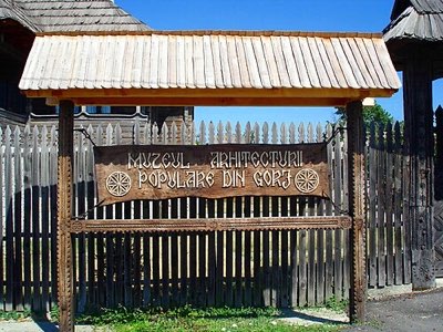 Muzeul Arhitecturii Populare Gorjenești (Cula Neamțu-Cornoiu), Curtișoara